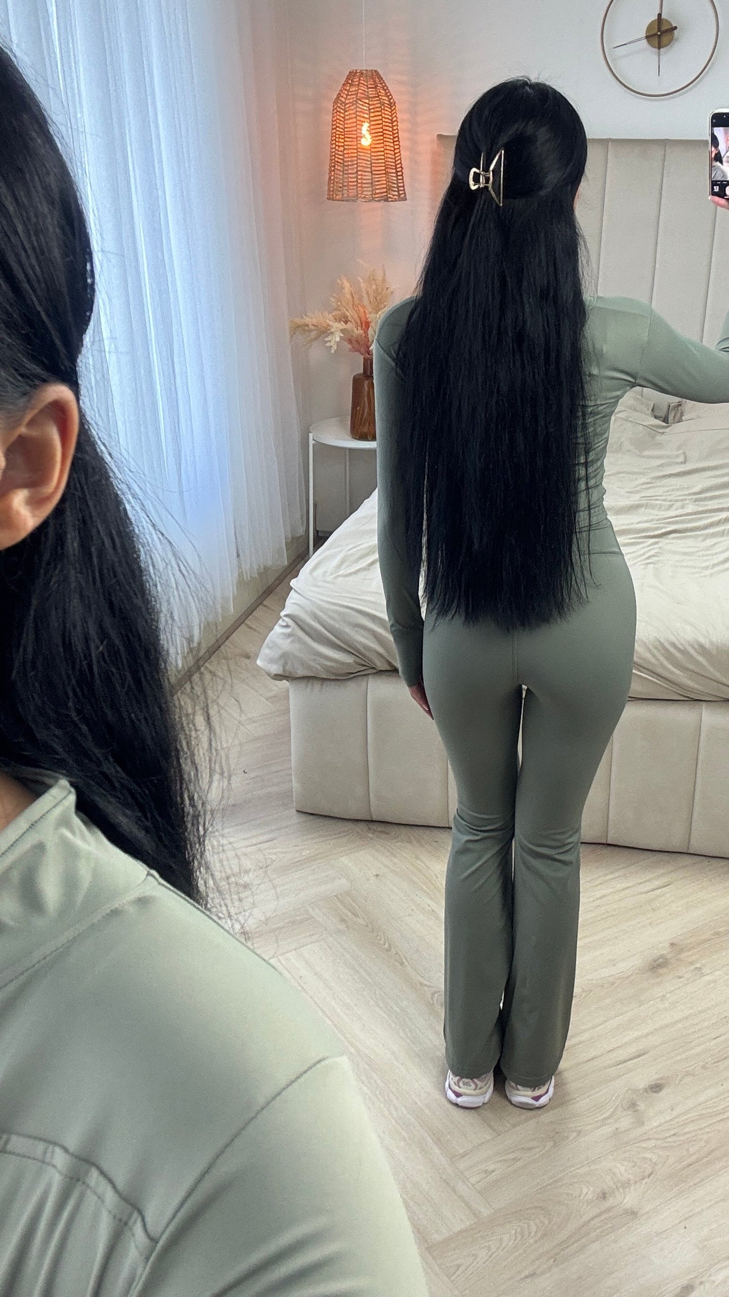 Two-Piece Sports Set with Zip & Flared Leggings – Stretch Tech Fabric