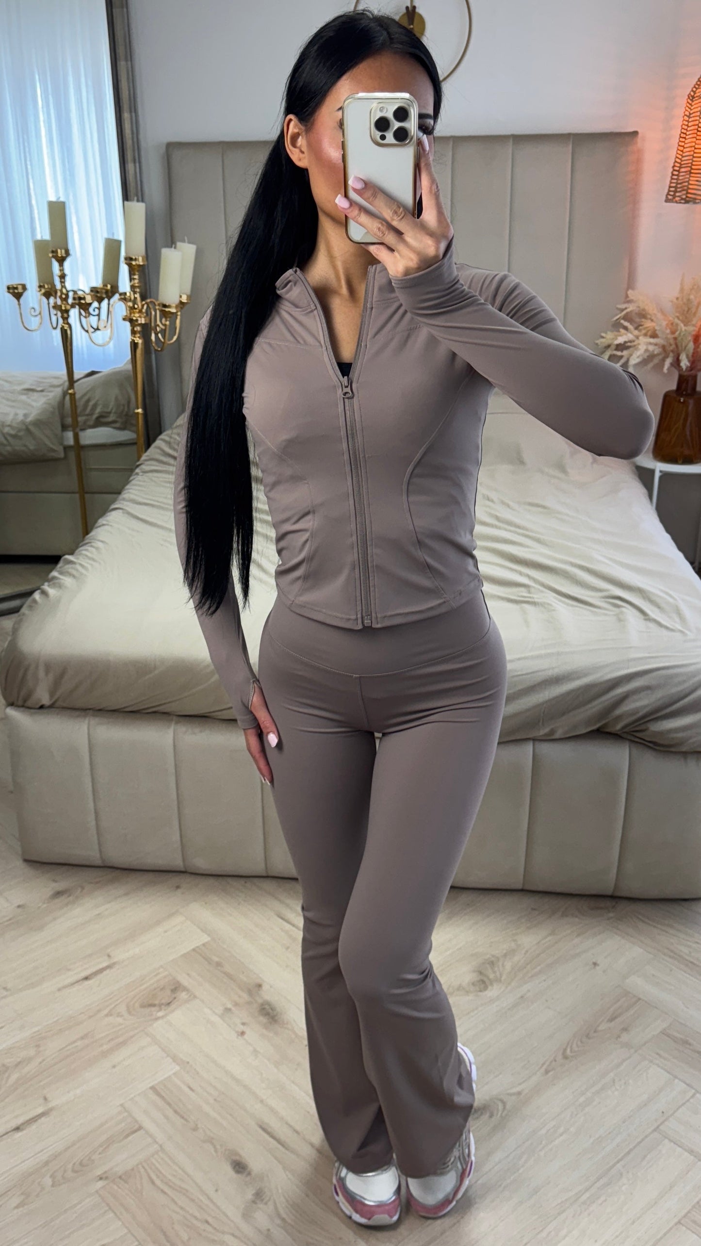 Two-Piece Sports Set with Zip & Flared Leggings – Stretch Tech Fabric