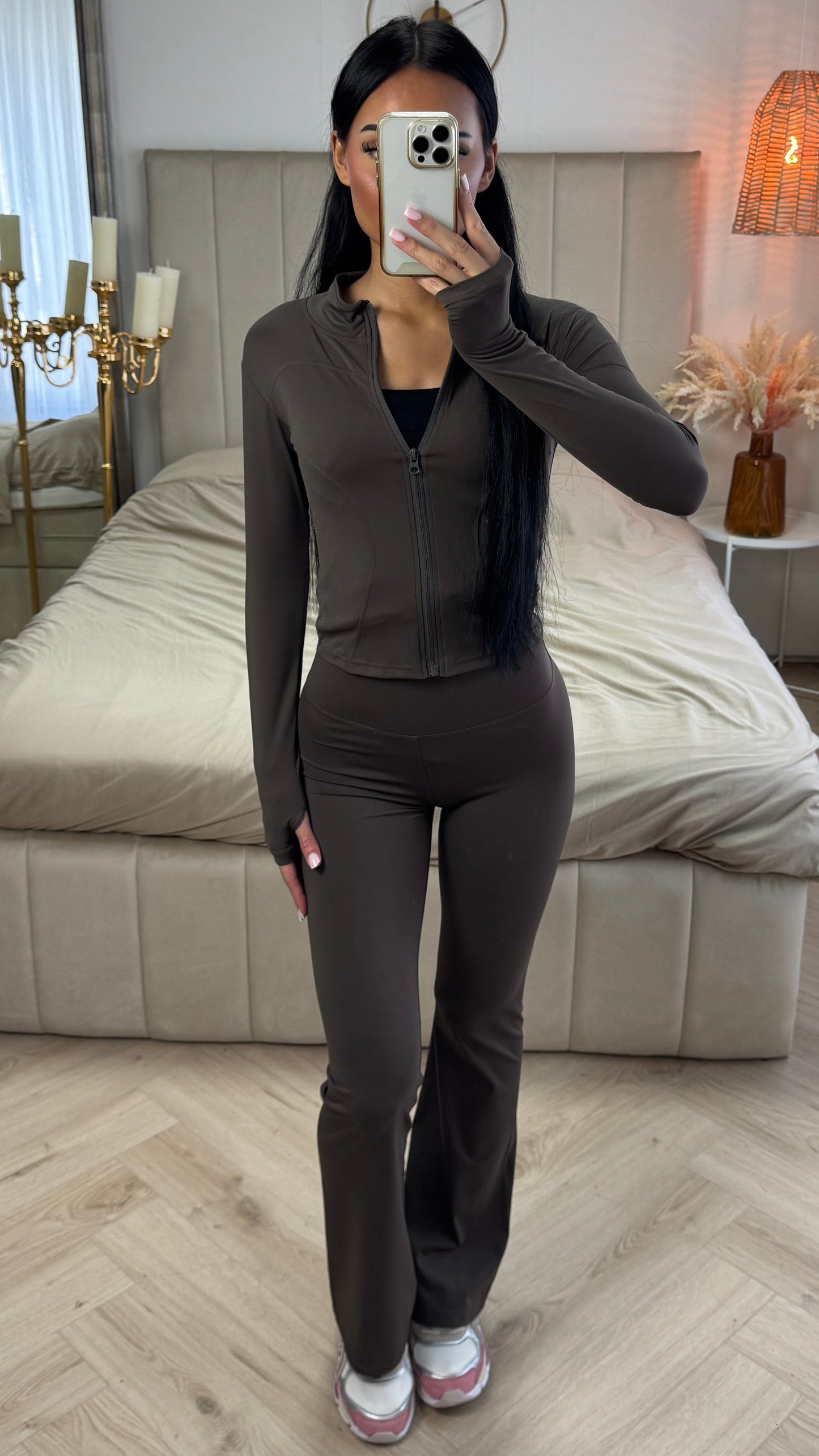 Two-Piece Sports Set with Zip & Flared Leggings – Stretch Tech Fabric