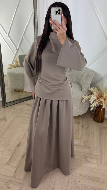 Luxurious Skirt Set with High Neck and Waistband