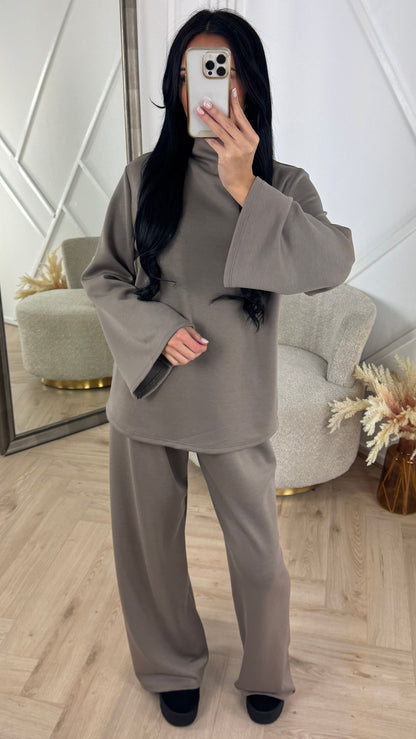 Minimal Two-Piece Set with Wide Sleeves