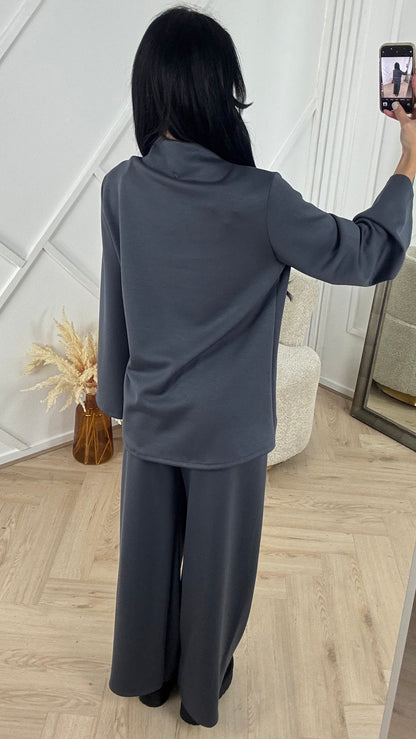 Minimal Two-Piece Set with Wide Sleeves