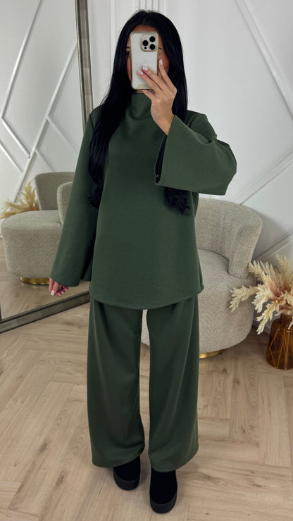 Minimal Two-Piece Set with Wide Sleeves