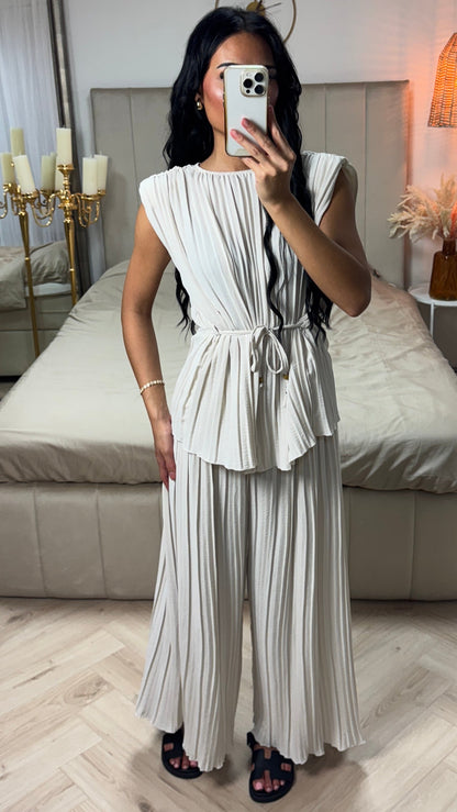 Pleated Set with Belt & Wide-leg Trousers – Elegant & Comfortable
