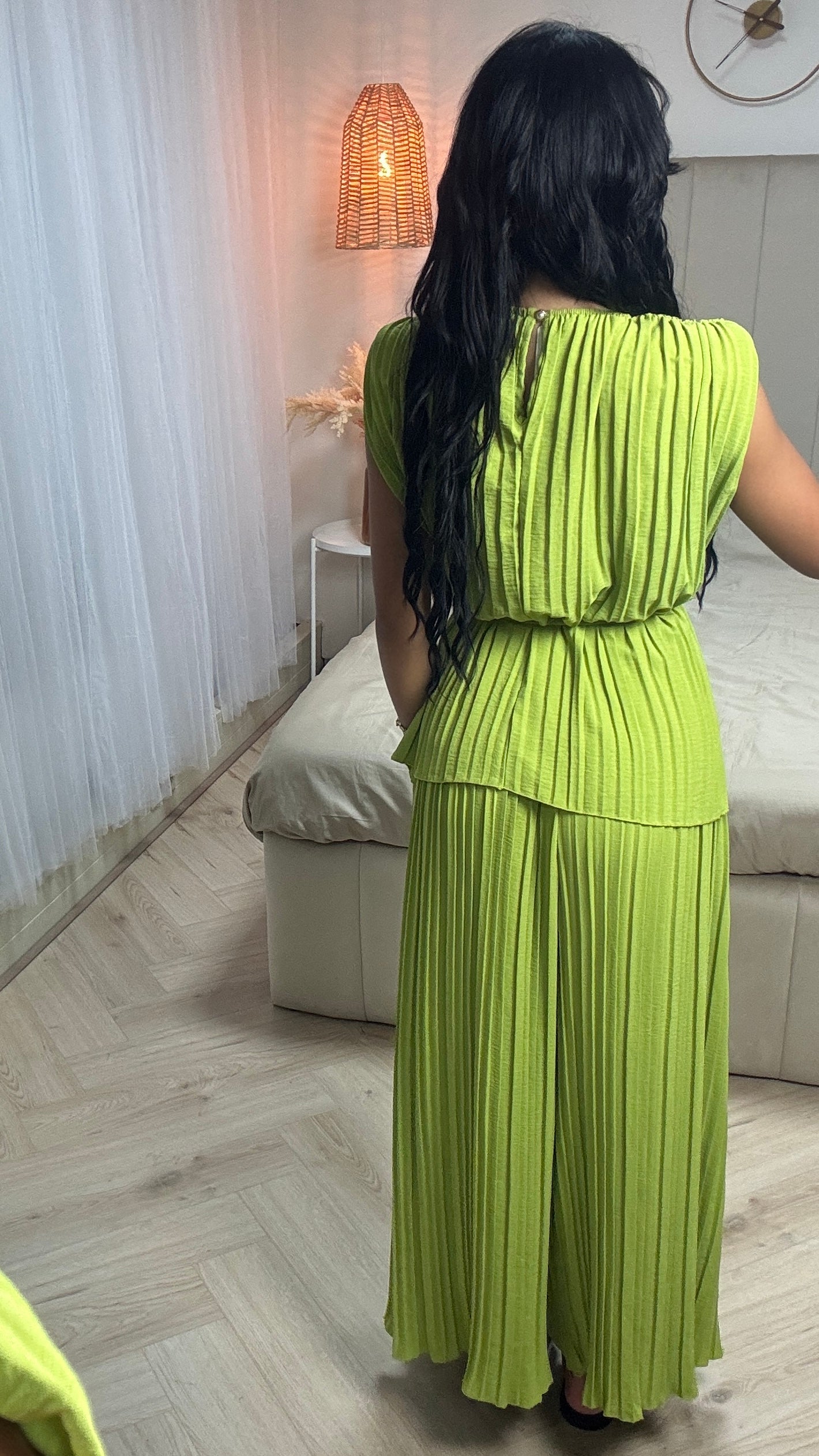 Pleated Set with Belt & Wide-leg Trousers – Elegant & Comfortable