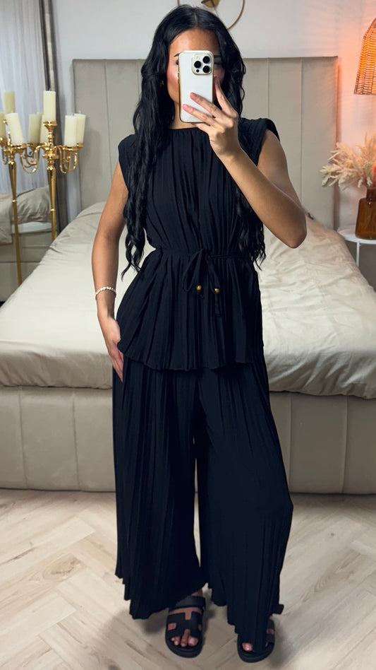 Pleated Set with Belt & Wide-leg Trousers – Elegant & Comfortable
