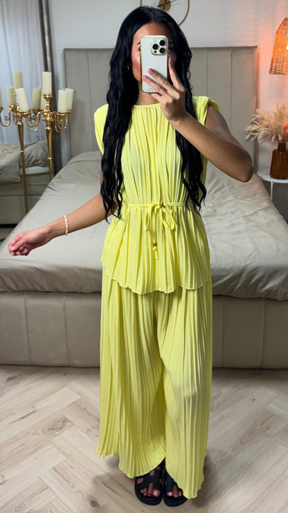 Pleated Set with Belt & Wide-leg Trousers – Elegant & Comfortable