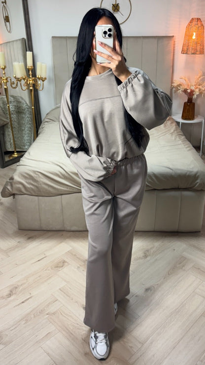 Essential Soft Shiny Crop Set Seam Detail