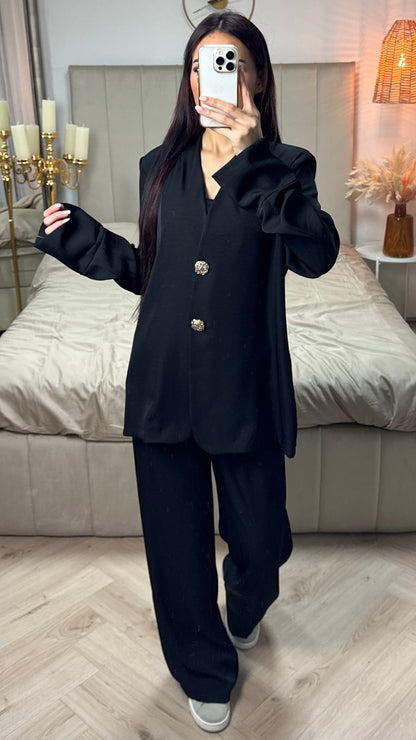 Golden Button Set Split Sleeve Detail