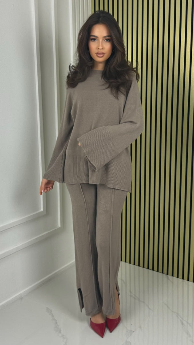 Basic Set Mid Line Stripe Split Details