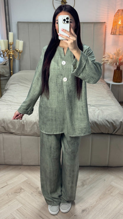 Minimalist Set Golden Button Detail