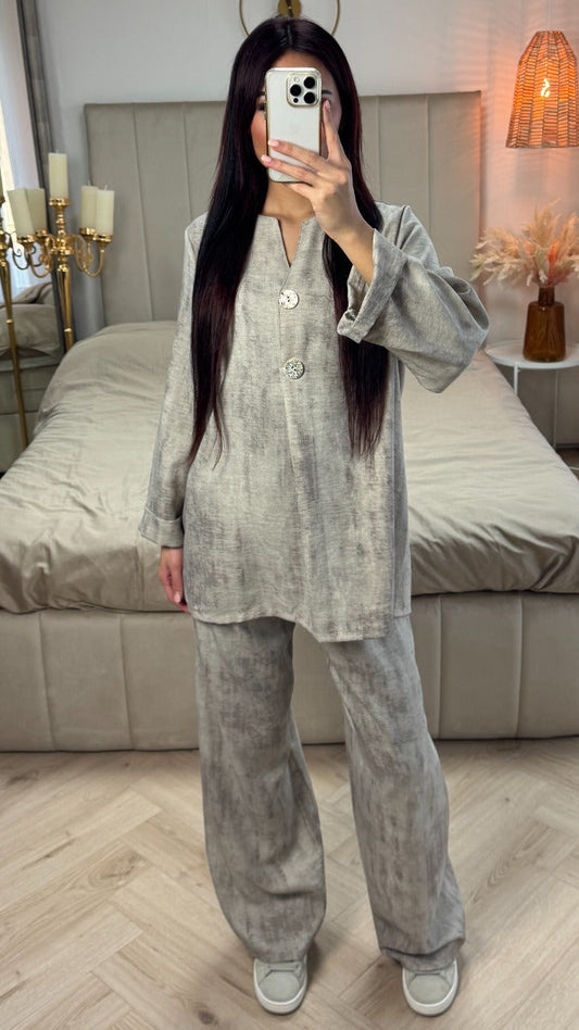 Minimalist Set Golden Button Detail