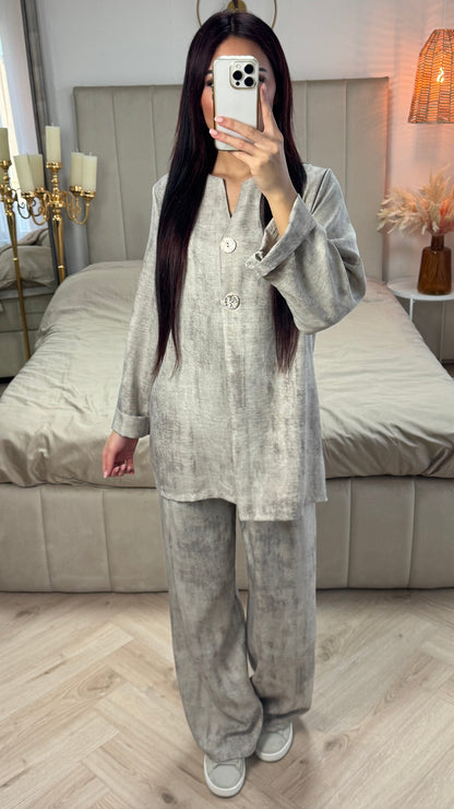 Minimalist Set Golden Button Detail