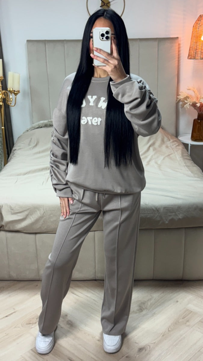 New York Sweater Ruffle Sleeve + Mid Stripe Pants Set